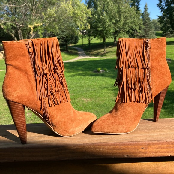 NWOT Steve Madden camel Myrakle suede fringe heeled booties, size 6.5 - Picture 4 of 8